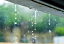 Regnvand dræner vand væk fra taget